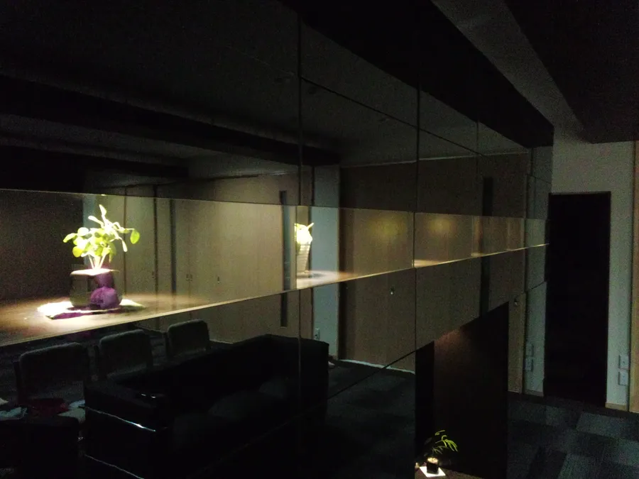 落ち着いた館内
